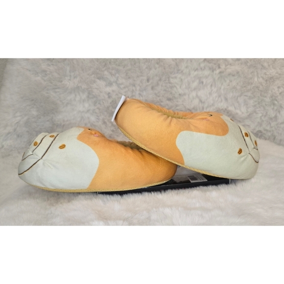 Cozy & Cute Chanel the Cinnamon Roll Plush Slippers – Size 2-3 - Picture 6 of 8